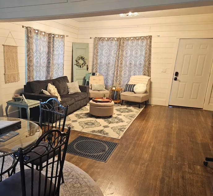 Marie's Place, Cozy 2 bedroom house right off town square! - Image 1
