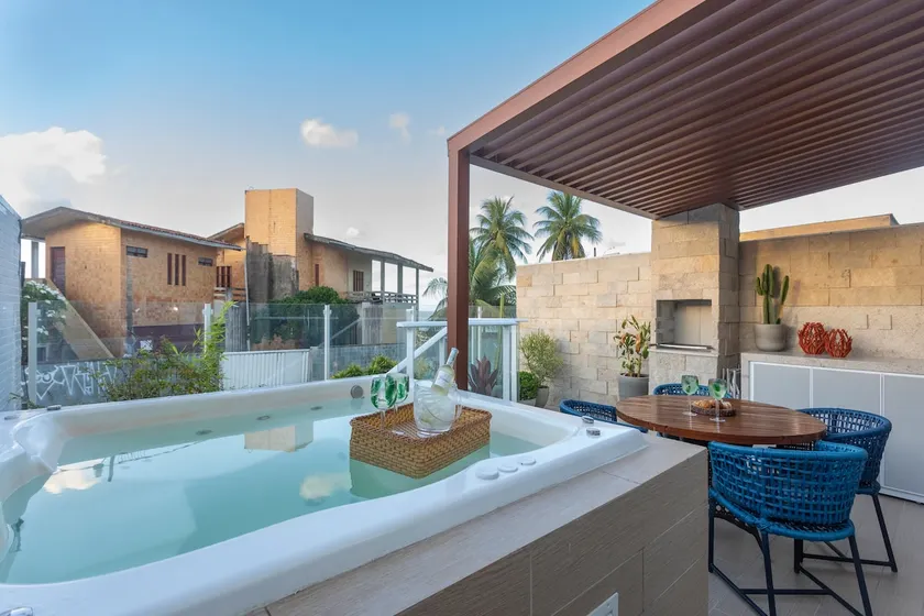 Space with hydromassage by the sea in Bessa - Image 1