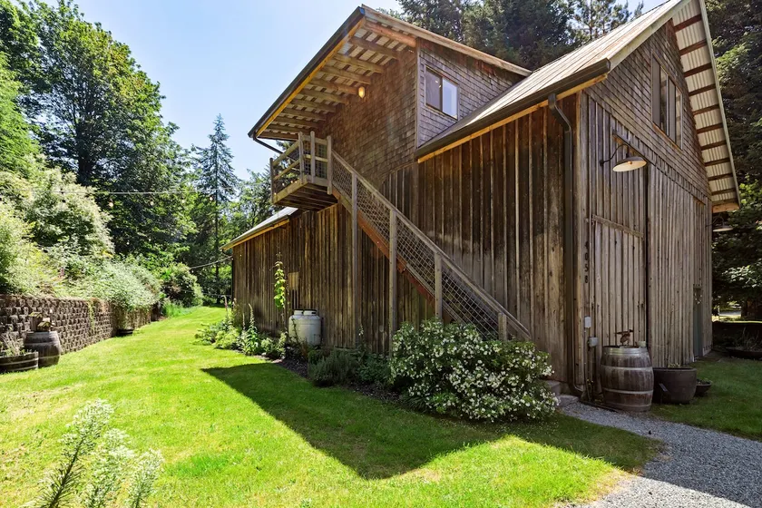 The Langley Loft: Modern Barn + Close to Downtown + Hot Tub + Cozy Island Vibes - Image 1
