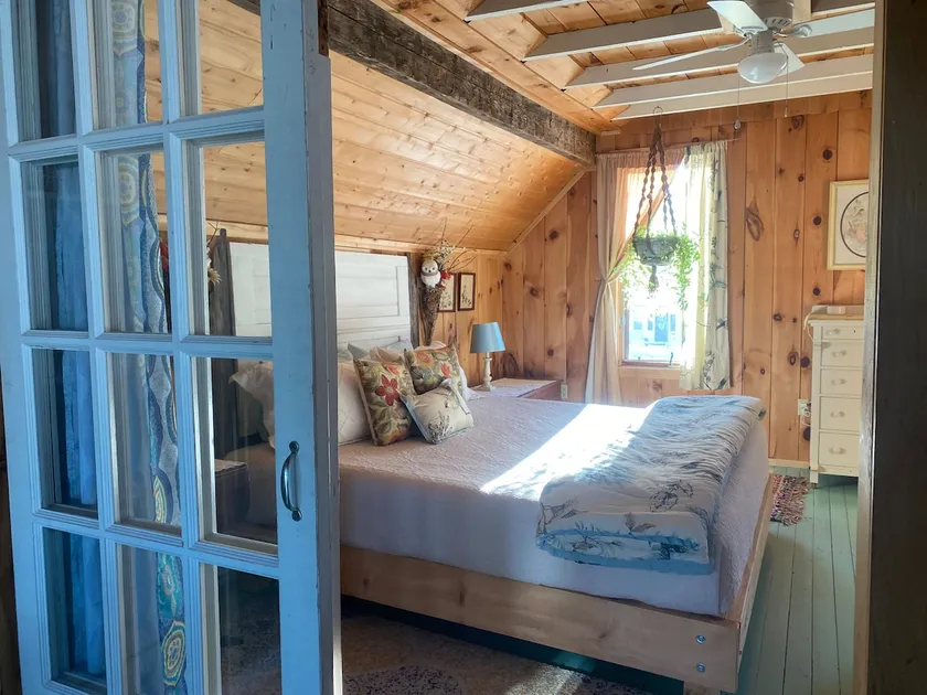 Potters' Nest, overlooking Munising Bay@UPtown Inn - Image 1