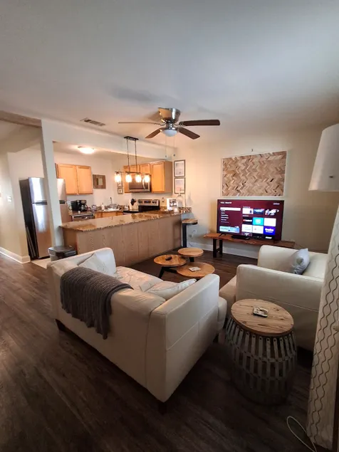 Come and ”Stay Awhile” at Oak Shores - Image 1
