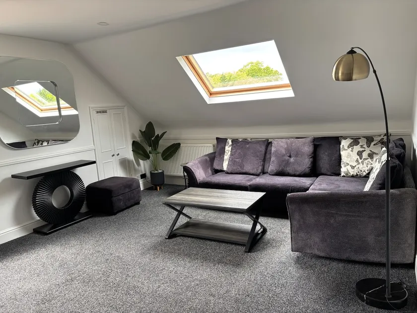 Pristine 2 bedroom apartment with off street parking - Image 1