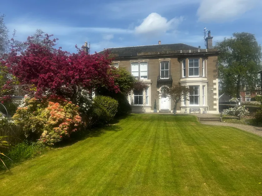 A luxurious Victorian mansion garden apartment - Image 1