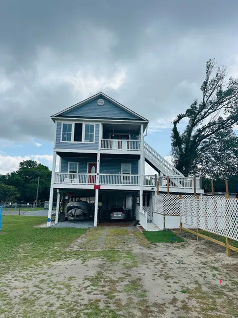 Downtown duplex on stilts. - Image 1