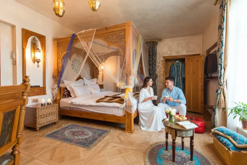 Hidden Gem Antique Apartment with City Views - Image 1