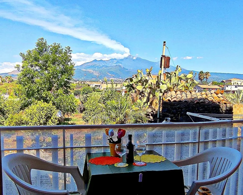 House with a panoramic view of Mount Etna near the sea   - Image 1