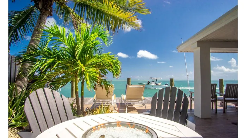 Dolfan Oceanfront Cottage Direct oceanfront with 50 ft of dockage and jacuzzi and kayaks 4 bed 2 bath home - Image 1