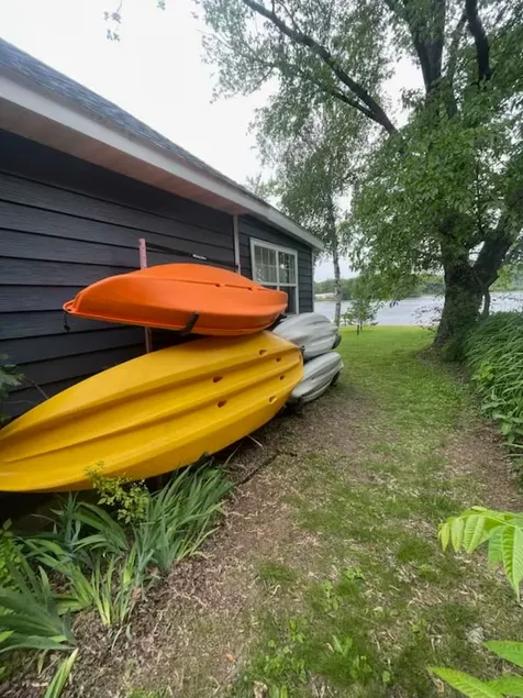 Lakefront cabin. Kayaks included. 40 mins to Dells - Image 1