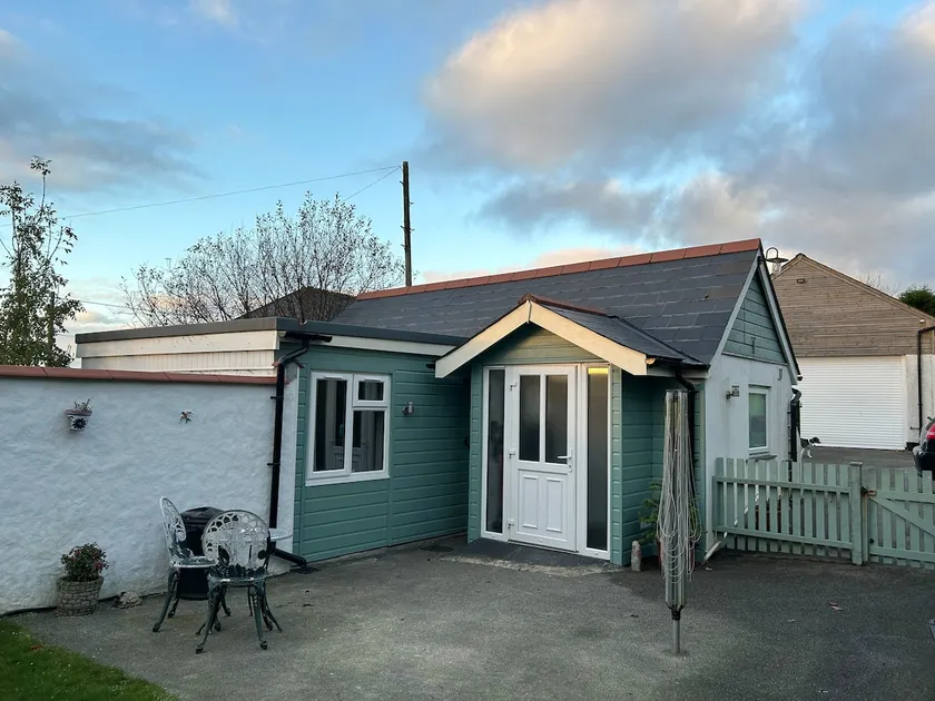 The Hideaway, Mid Cornwall, with garden & parking. - Image 1