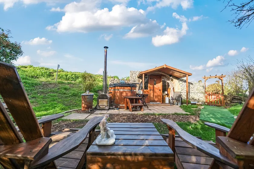 Luxury Pod-Sleeps 2-Hot Tub-Pets-Garden - Image 1