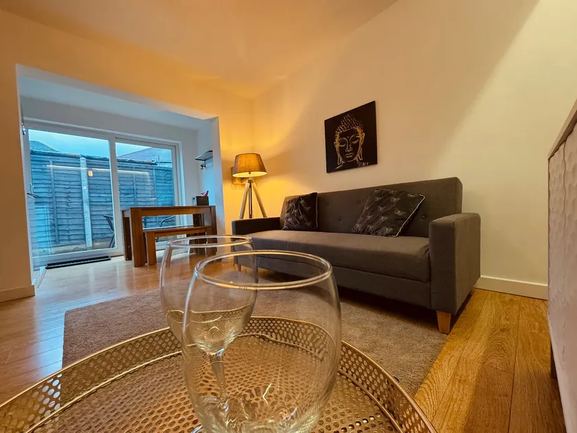 OXFORD Modern Stylish Apartment Parking - Image 1