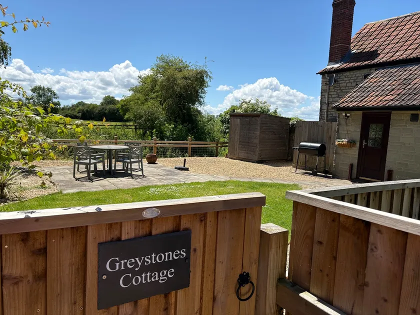 Greystones Cottage - Dog friendly riverside garden - Image 1