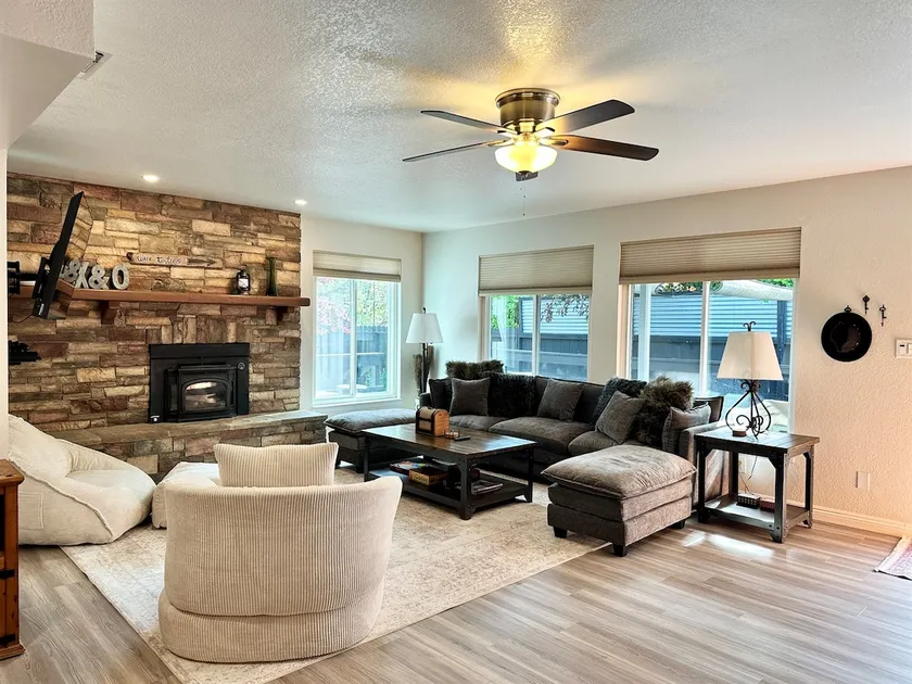 Forest & Vine Hot tub, Pet Friendly, walk to town - Image 1