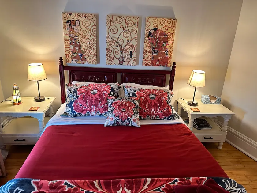 Charming 2 Bedroom Escape, 7 blocks to lake - Image 1