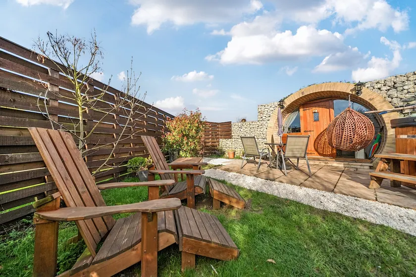 Cosy escape heated luxury pod with hot tub - Image 1