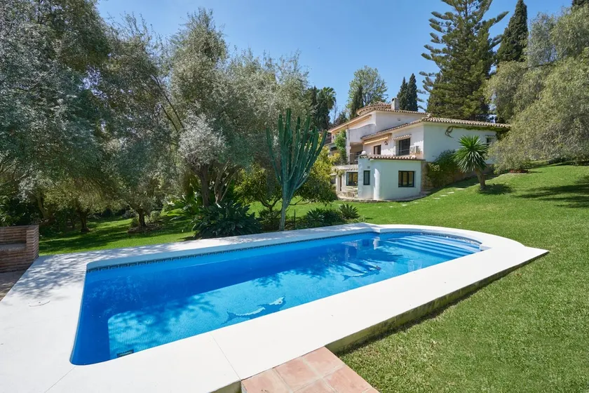 Villa Dos Palomas on the Golden Mile in Marbella - Image 1