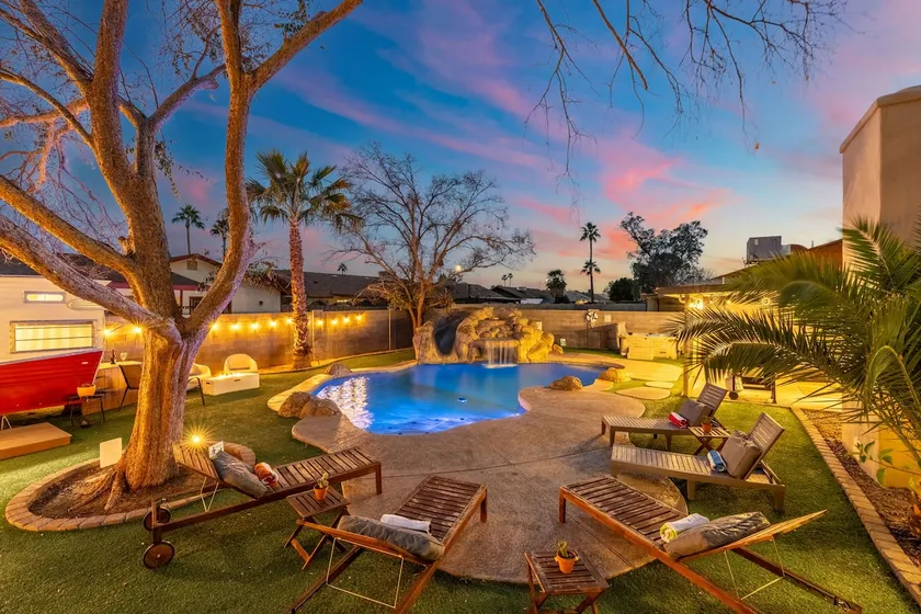 Betty & Bungalow! Camper, FREE heated pool, spa - Image 1