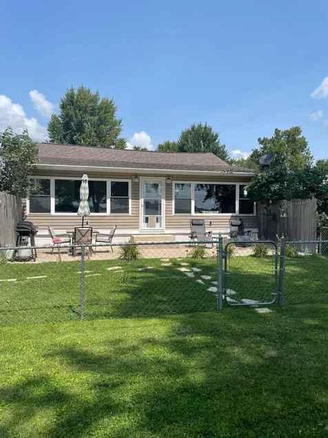 Relaxing Lakefront Cottage - Image 1