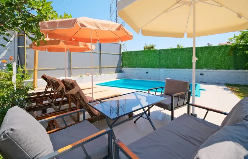 Aloanda Holiday House with Swimming Pool - Image 1