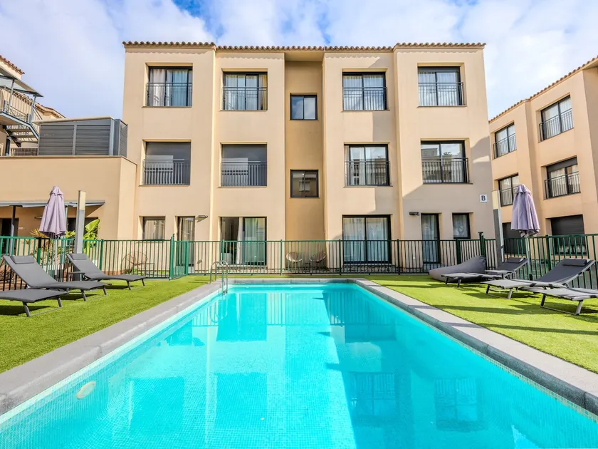 Castell Beach Aparthotel - Image 1