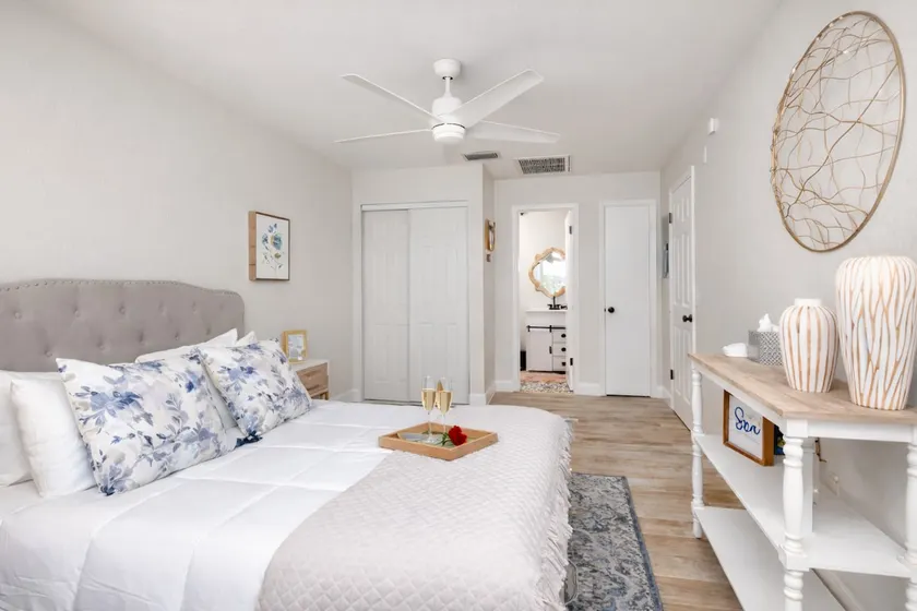 Walk to Downtown•King Bed • Outdoor Lounge•Coastal - Image 1
