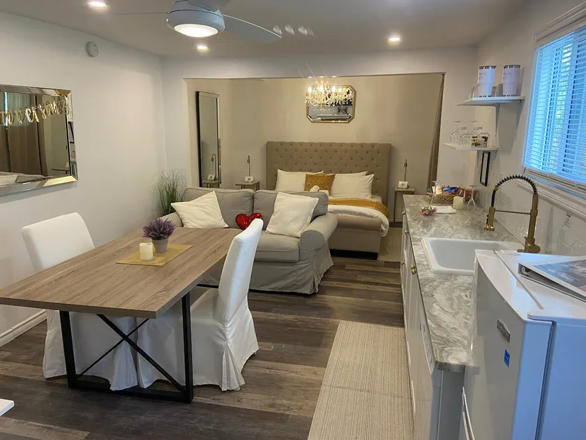 Romantic Golden Spa Suite w/shared Hot Tub, Sauna - Image 1