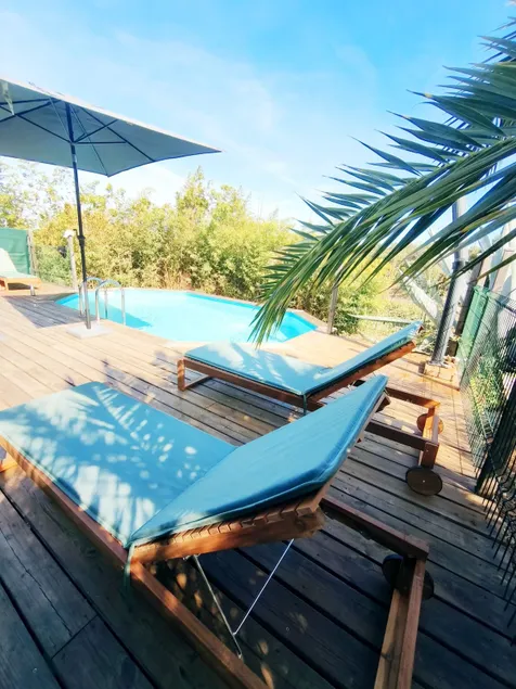 2 bedroom house with pool close to the sea - Image 1