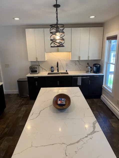 Loaded Kitchen • Sleeps 6, Seats 10 • Walk to Dining • 15 Min to Stowe Mountain - Image 1