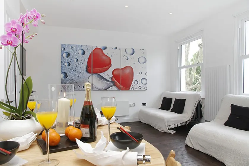 2-bedroom flat with Juliet Balcony - 3 min to Tube - Image 1