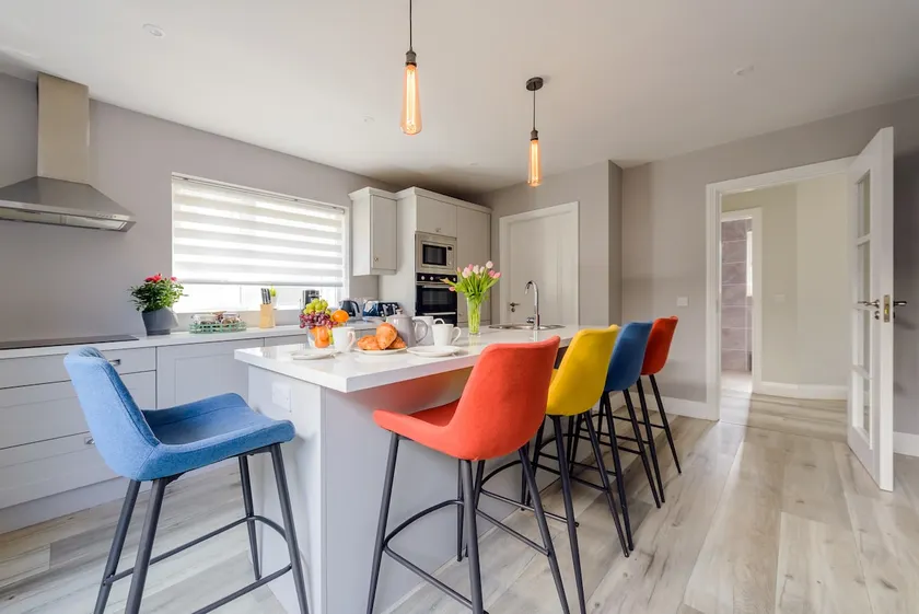Town Centre. Family Home. Private Parking. - Image 1