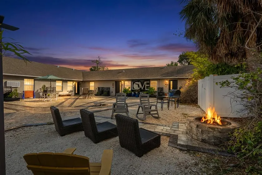 ⤿15 bdrm Villa Nr. Airport, Riverwalk, Stadiums & Beaches w/ fire pit Sleeps 33⤾ - Image 1
