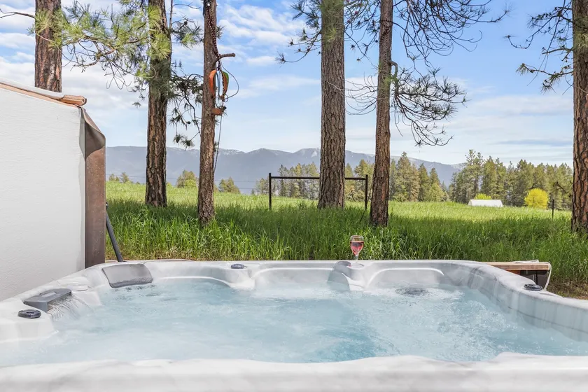 Cabin on 5 acres w/Full Gym, Steam Rm, Hot Tub. Pet Friendly. Near Glacier N.P. - Image 1