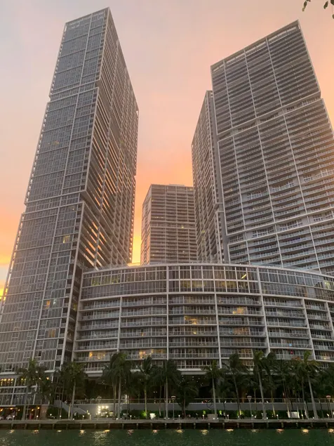 W Icon Brickell 40th Floor | High ceilings - Image 1