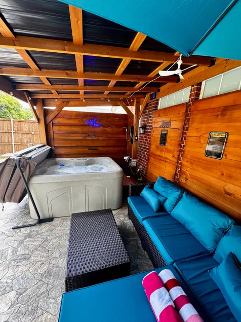 Private Guest Suite Double Shower & Private HotTub - Image 1