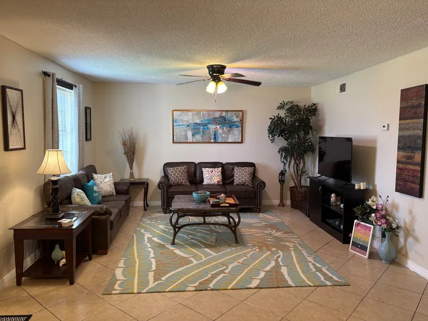 Broadview Lovely Apt Close to Beaches - Image 1