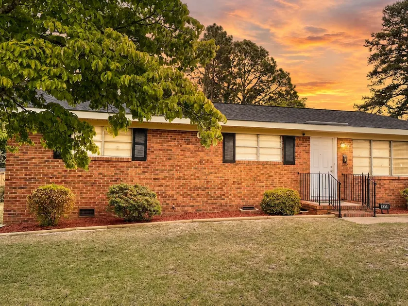 Relax & Unwind: 3 BR Home Away From Home Stay - Image 1
