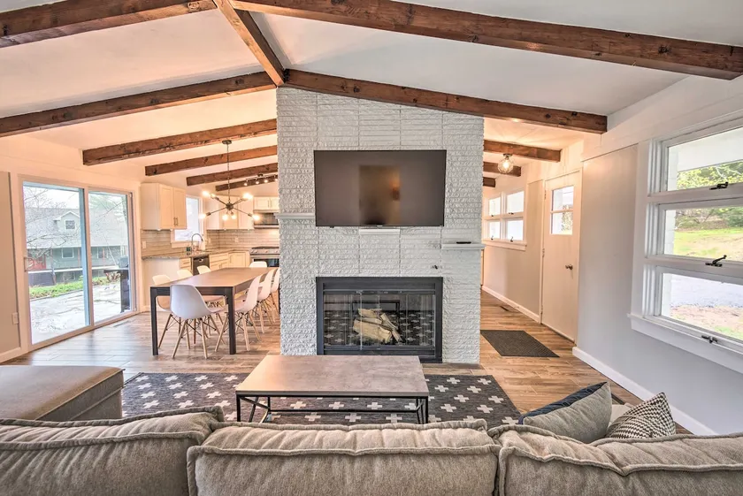 2 Mi to Lake Winnipesaukee! Group Hideaway - Image 1