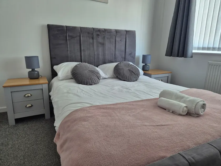 Entire House - Cheshire Oaks/Ellesmere Port - Image 1