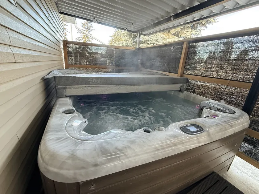 Beautiful House | 5 Bed | Private Hottub| Rec Room - Image 1