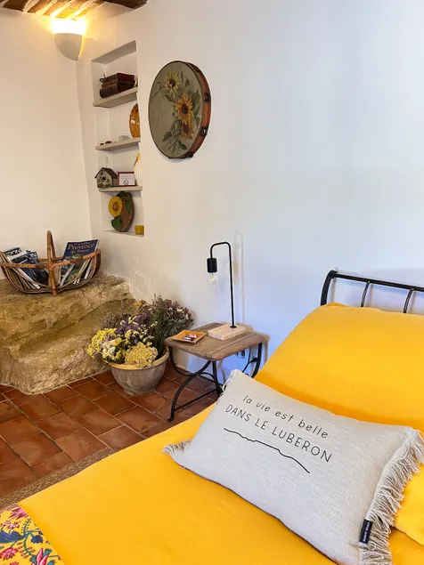 Charming love nest w/ kitchenette & patio - Image 1