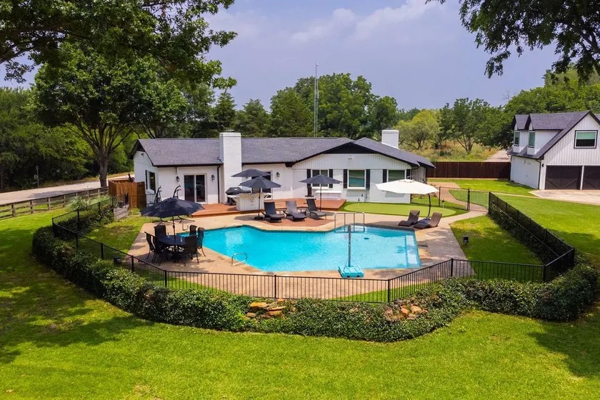 Wedding Stays & Large Family Retreat - Huge Pool Near Lake Lewisville - Image 1
