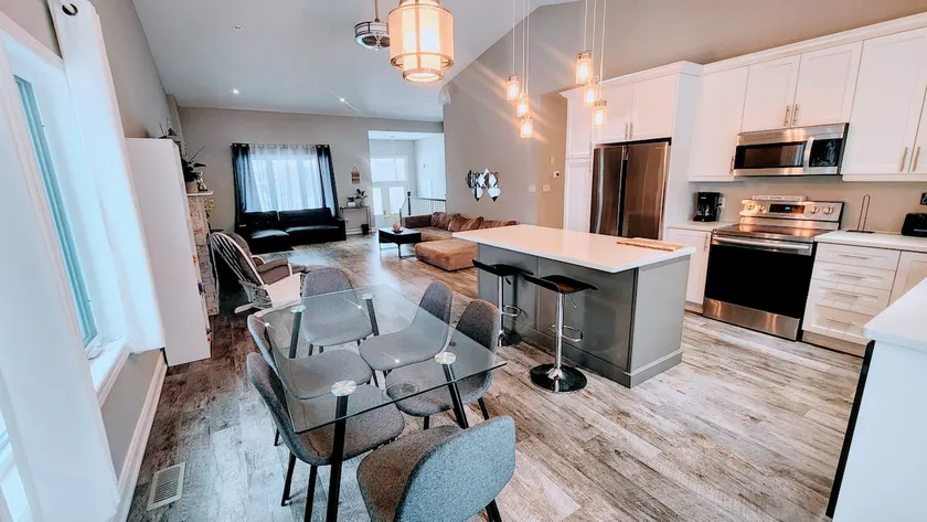 6 Bdrm Lake view, Luxury, Modern Cottage w Hot Tub - Image 1