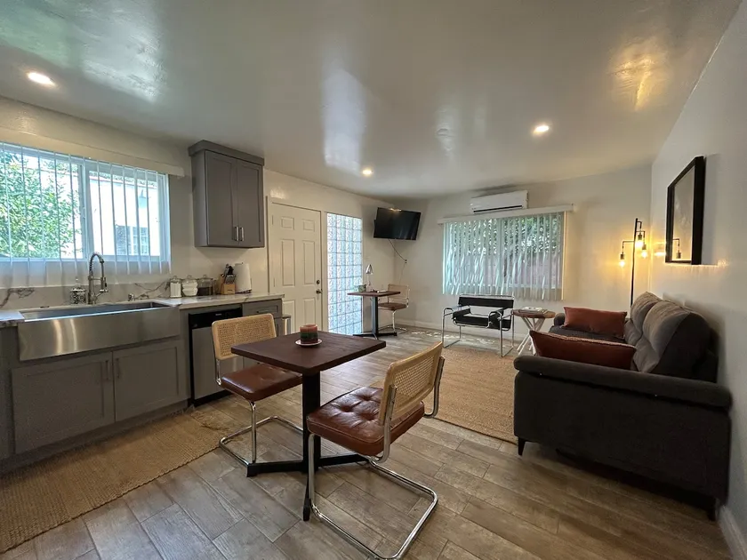 Mid-City West GuestRoom - Image 1