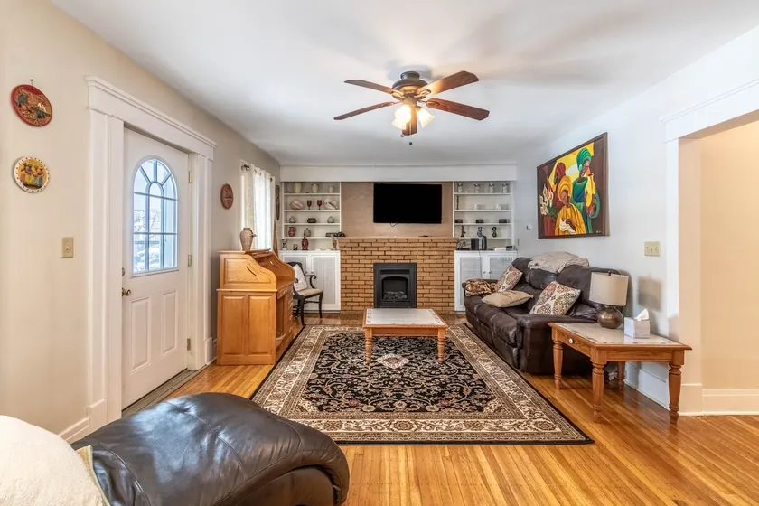 The Paradise House steps from the Heart of Hertel - Image 1