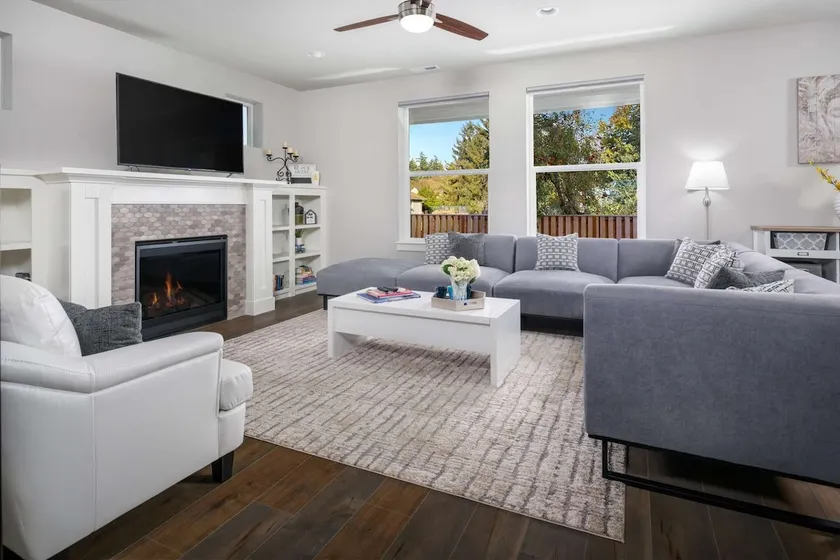 Open Floor Plan, Ping Pong, 20 Min to Portland - Image 1