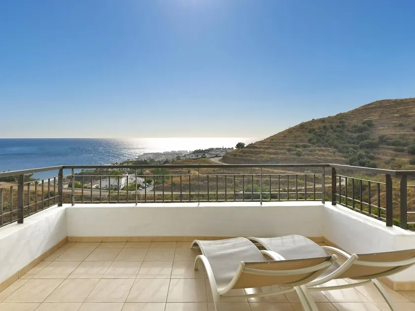 2 bedroom apartment with side sea view - Image 1