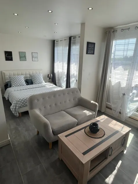 Large studio 3 minutes from Versailles (WiFi) - Image 1