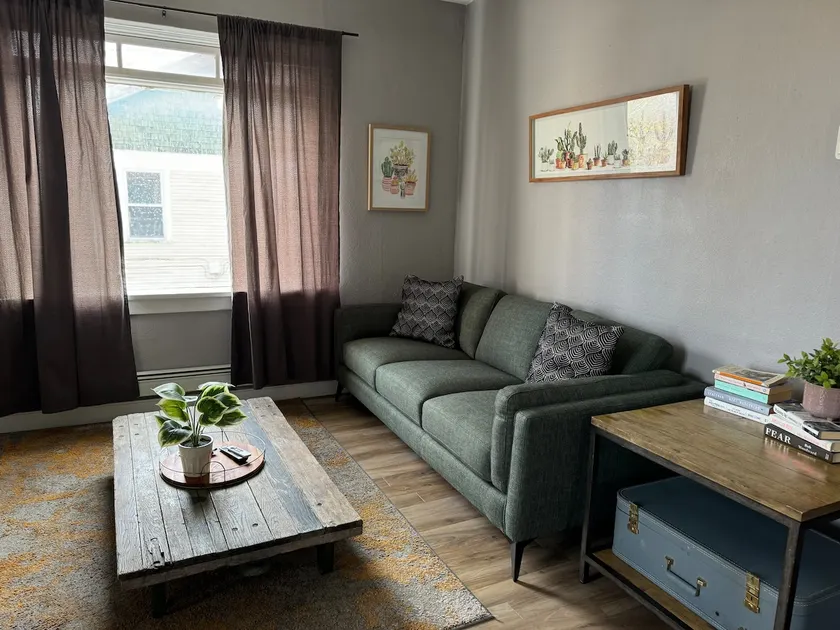 Unique Downtown Apartment - Image 1