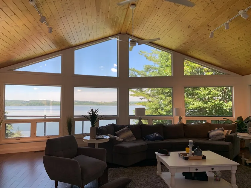 All-season fishing lakefront view & luxury comfort - Image 1
