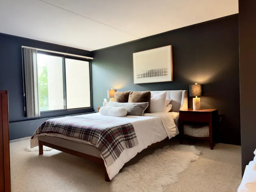 Cozy VT Getaway, Heated Pool, 3mi Stowe Mtn, WiFi - Image 1